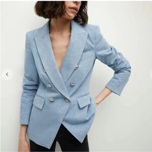 Light Blue Double-Breasted Blazer with Wide Peaked Lapels and Tailored Fit